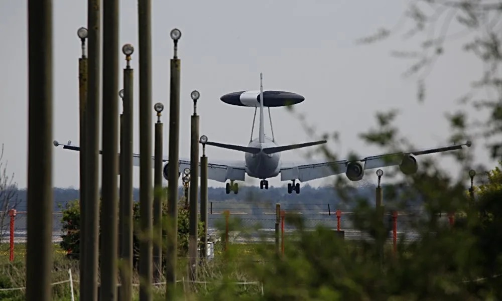 착륙 접근하는 조기경보통제기(AWACS) 후면, 회전형 레이더돔 실루엣